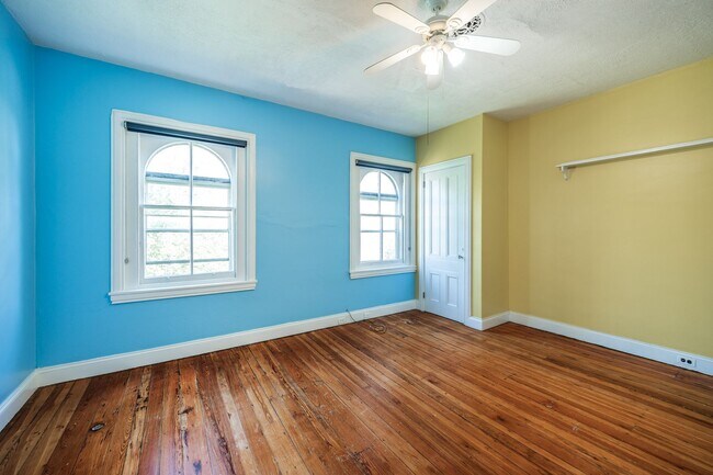 Building Photo - 206 S 43rd St