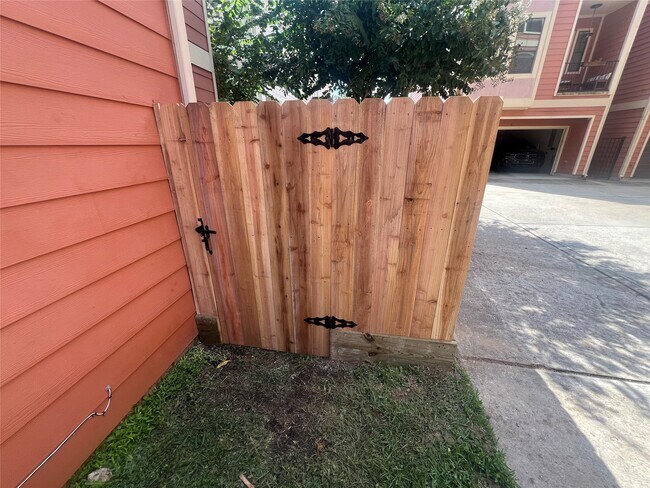 Building Photo - 1049 W 22nd St