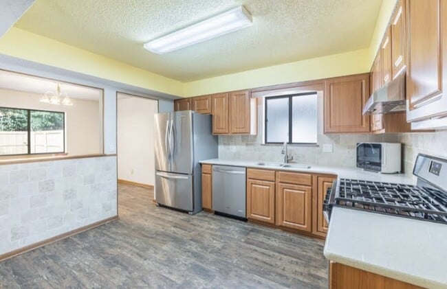 Building Photo - 355 Evergreen Ave