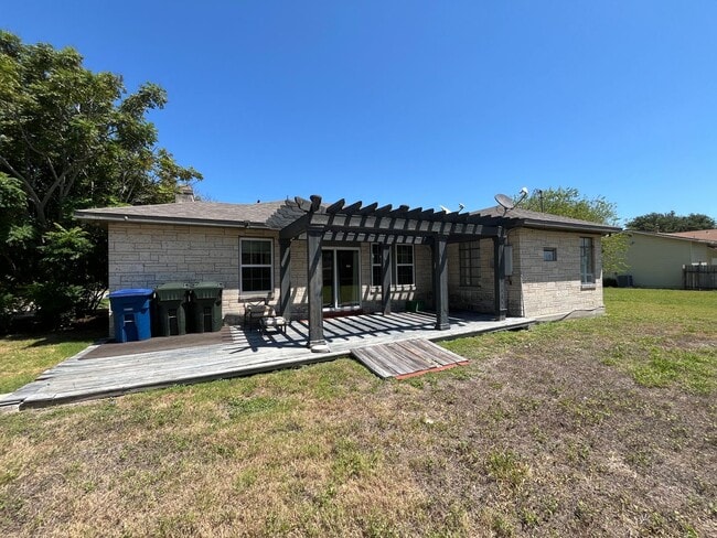 Building Photo - HOUSE AND BACK APARTMENT ON LARGE LOT!!