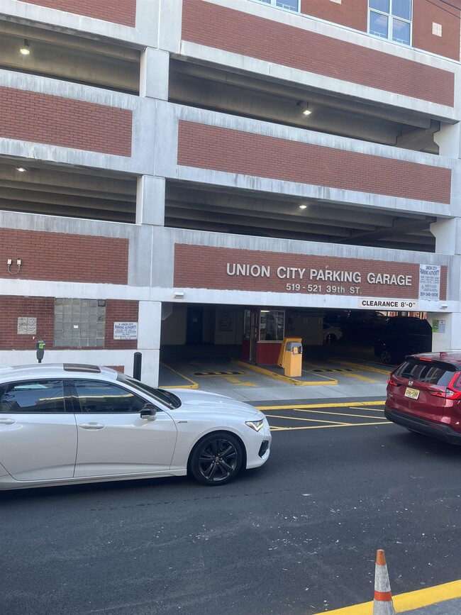 Building Photo - 653 39th St