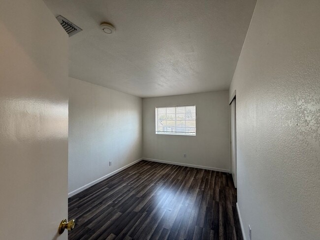 Building Photo - 4-bedroom two story home in Sylvan School ...