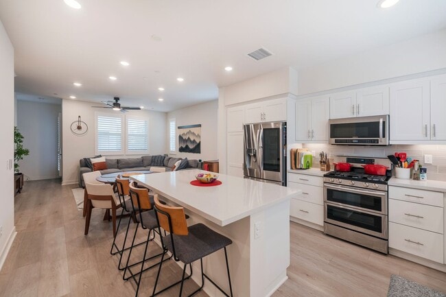 Building Photo - Newer townhome rental located in the gated One Seven Eight community!