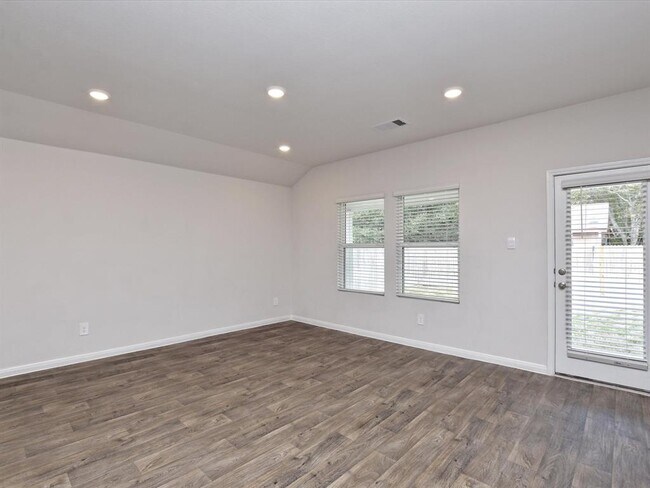 Building Photo - 1305 Camden Ln