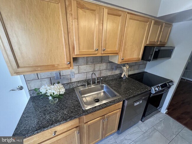 Building Photo - 4500 S Four Mile Run Dr