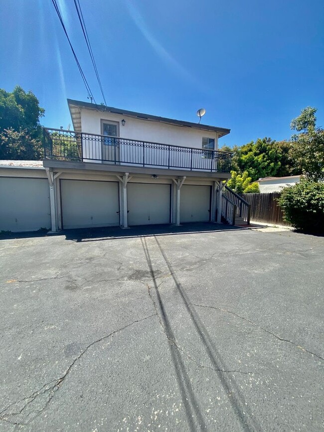 Building Photo - Midtown Ventura - Single story, three bedroom, two bath apartment
