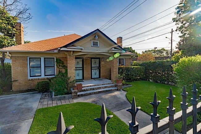 Building Photo - 837 Peddie St