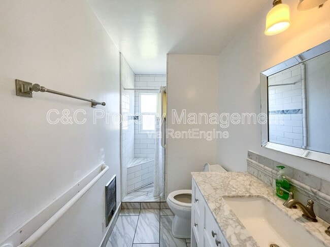Building Photo - 1190 Luxton St