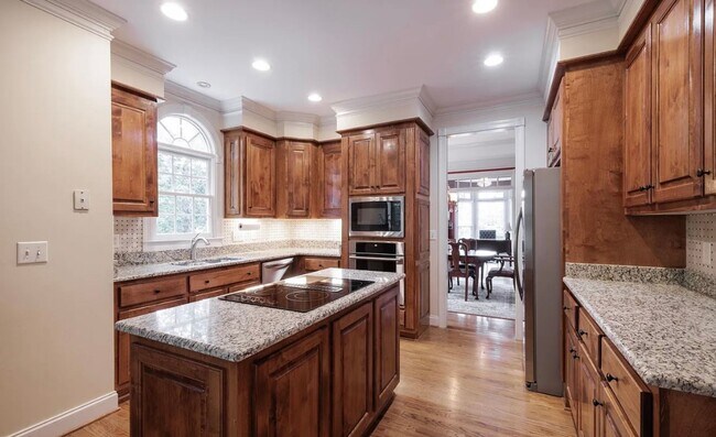 Building Photo - Luxury Waterfront Rental in Gated Montebello Community