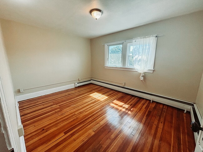 Building Photo - 62 Quaker Ln S