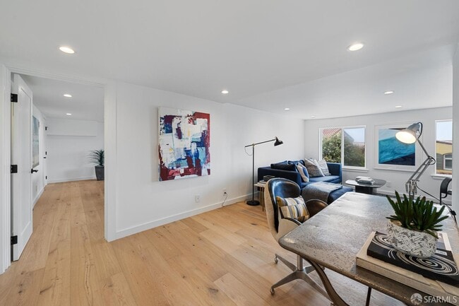 Building Photo - 628 Los Palmos Dr