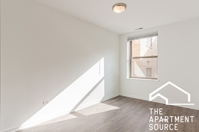 Building Photo - 940 W Winona St