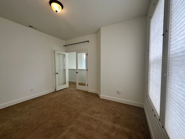 Building Photo - Spacious 3 Bedroom + Bonus Room , club, Across from Park!