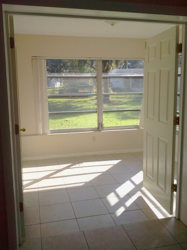 Building Photo - HUGE Ridge Manor/Dade City 3BR/2BA Home with Wide Open Floor Plan!!!