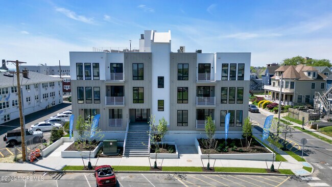 Building Photo - 218 3rd Ave