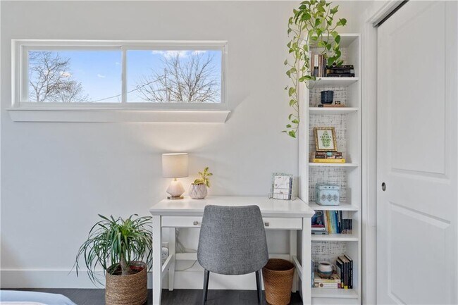 Building Photo - 4908 Rowena Ave