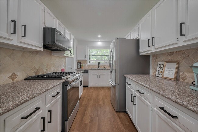 Building Photo - 8057 Ridgeview Dr