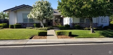Building Photo - Beautiful spacious 4 Bedroom, 3 Bath home ...