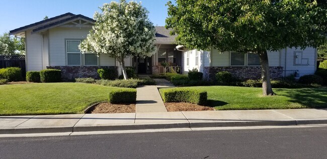 Primary Photo - Beautiful spacious 3 Bedroom, 3 Bath home ...