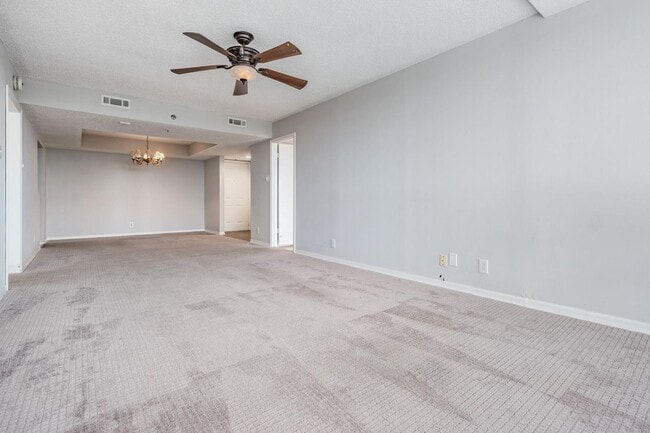 Building Photo - Spacious 2 Bed 2 Bath Condo in Heart of So...