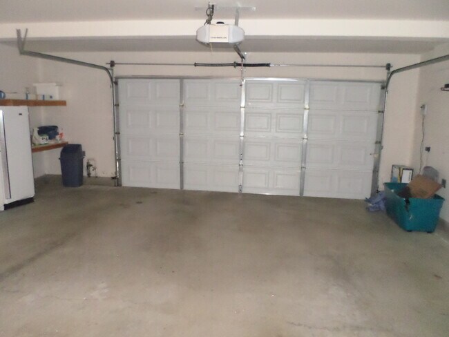 Building Photo - Great 4 BR + BONUS Room off Calle Del Oso Oro