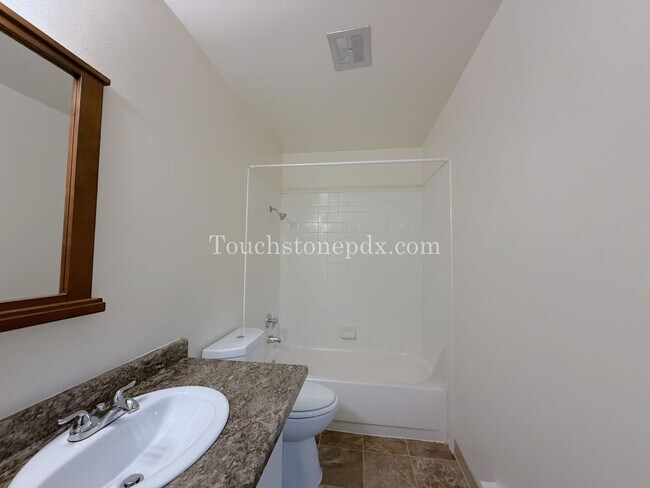 Building Photo - Updated 2 Bdrm Apartment with Balcony in Sellwood Moreland Neighborhood