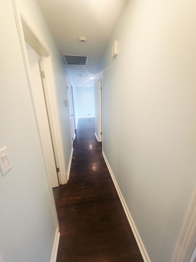 Building Photo - Beautiful 3 bedroom 2 full bath with garag...
