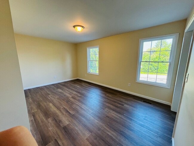 Building Photo - 3 Bedroom, 2.5 Bath Townhouse