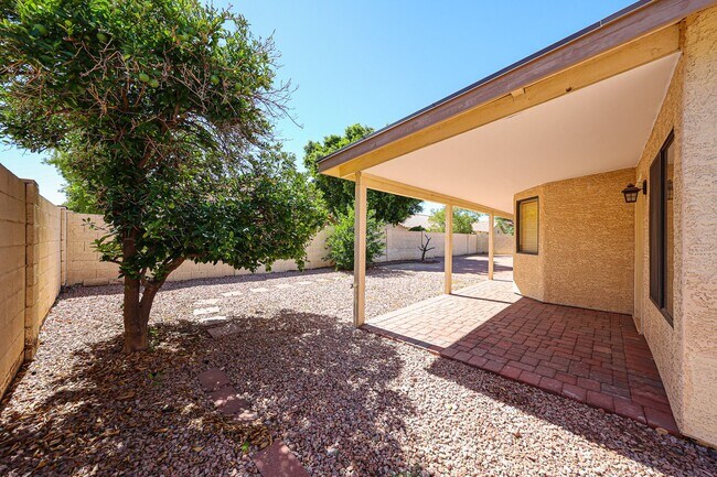 Building Photo - Welcome to this stunning 4-bedroom, 2-bath...
