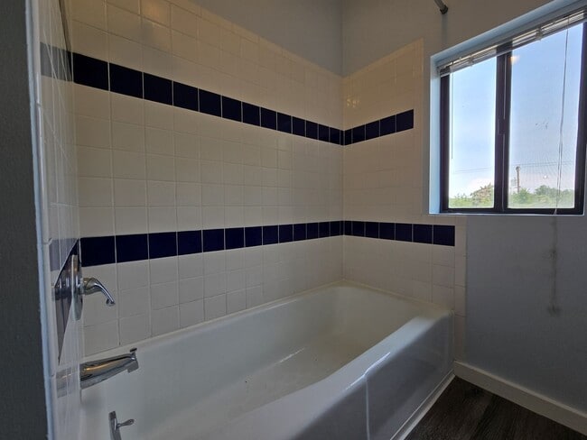Building Photo - 808 Agua Fria St