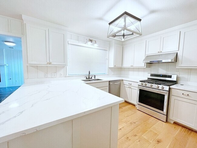 Building Photo - 3 Bedroom House with Mother in Law Suite i...