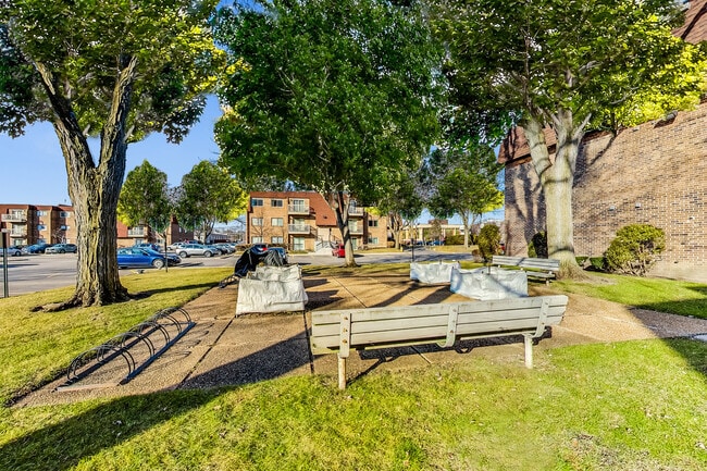 Building Photo - 613 Central Rd