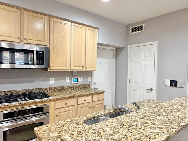 Building Photo - POTOMAC CLUB - TOWNHOUSE CONDO