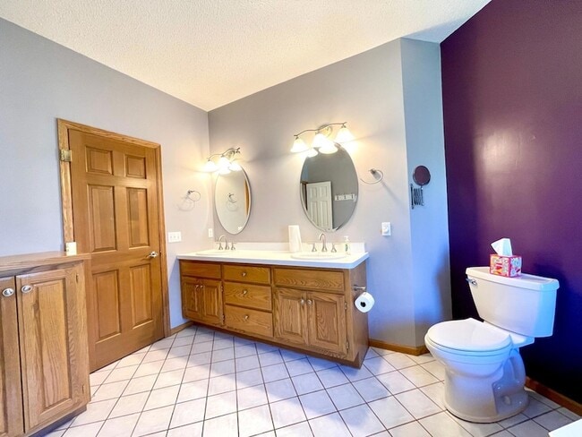 Building Photo - 640 S Park Ct
