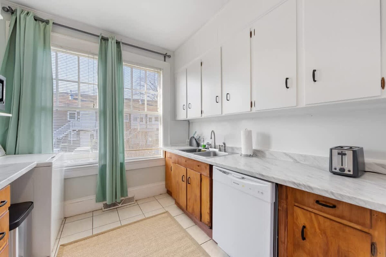 Building Photo - 536 Hawthorne Ln