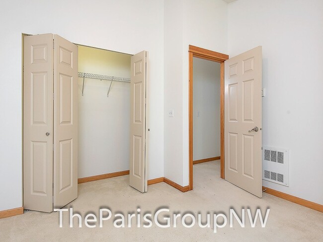 Building Photo - Gorgeous Greenwood Townhome * Walk to Lake...