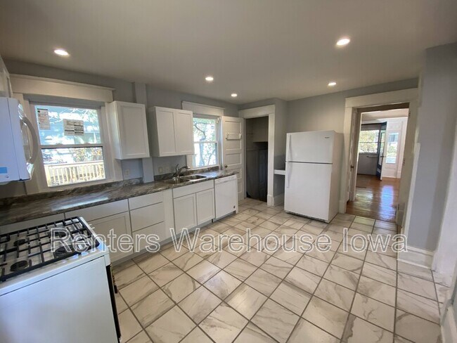 Building Photo - 1622 E 8th St