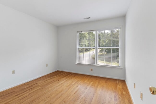 Building Photo - Spacious Townhouse with Basement in Farmvi...