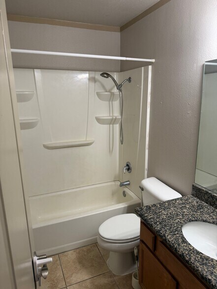 Building Photo - 467 Ballantyne St