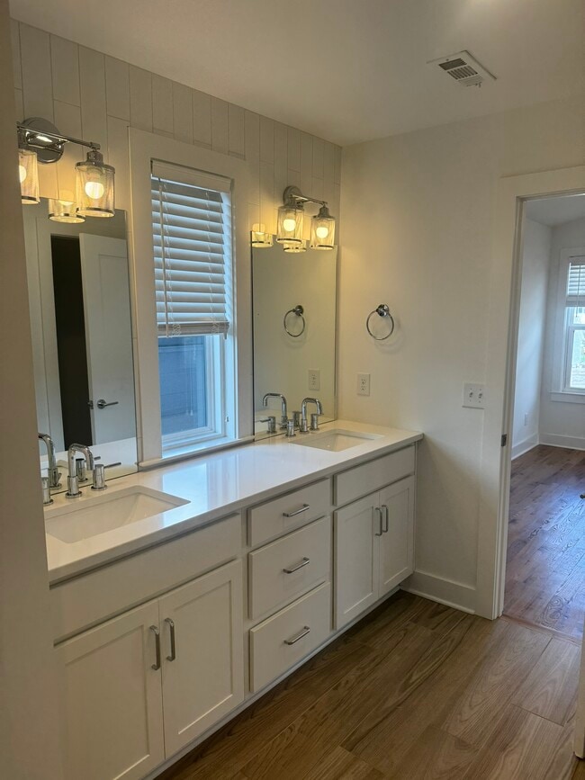 Building Photo - 1822 16th Ave N