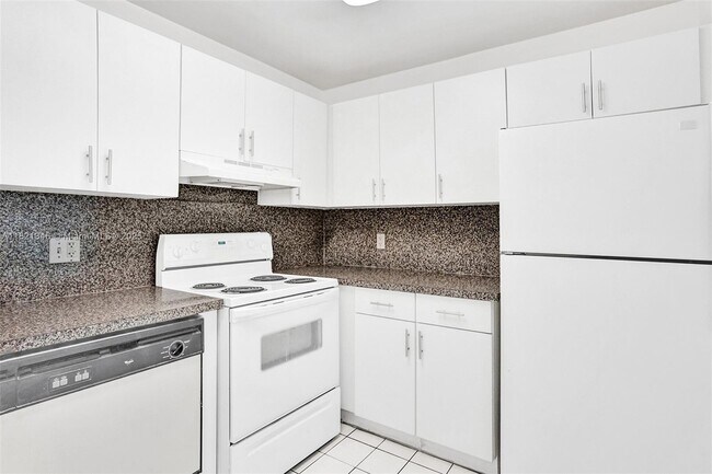 Building Photo - 1595 NE 135th St