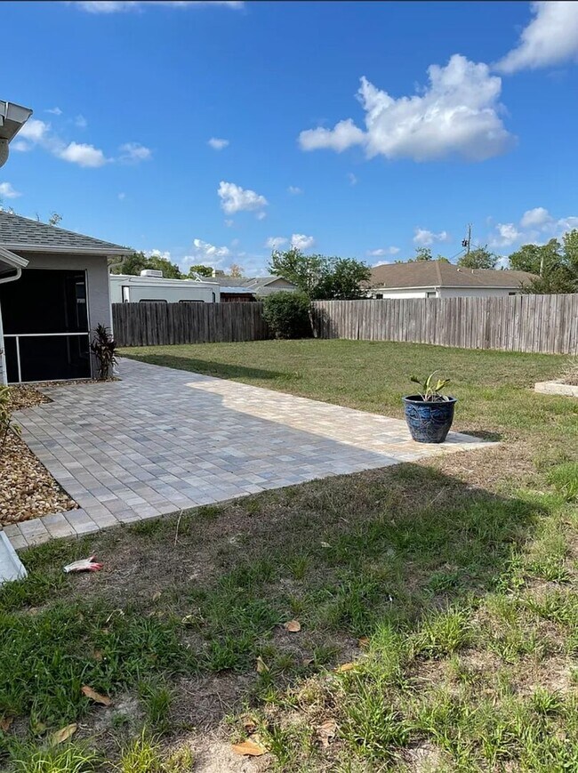 Building Photo - 3 bedroom 2 bathroom Fenced in yard