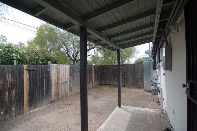 Building Photo - Remodeled 2 Bedroom 1 Bath Triplex! Close to the UofA!