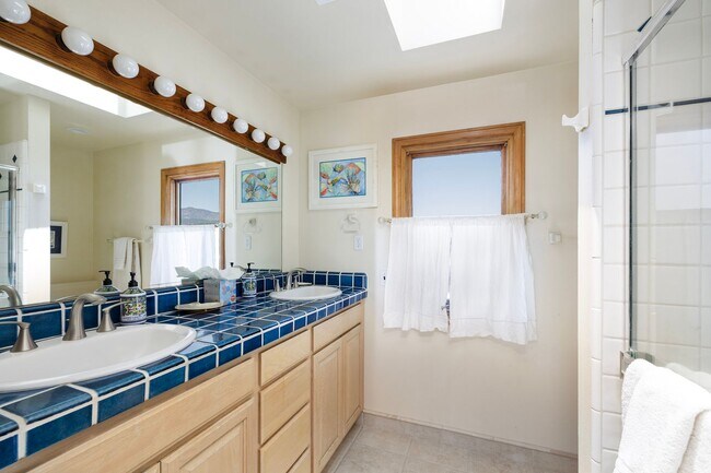 Building Photo - 4499 Del Mar Ave