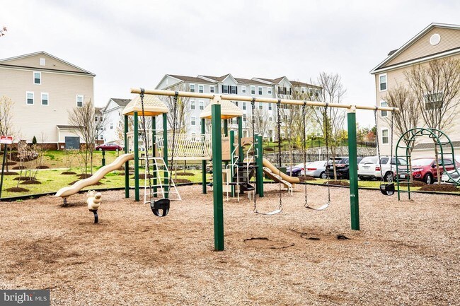 Building Photo - 3005 Chesapeake Dr