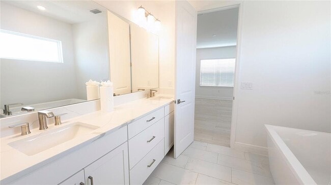 Building Photo - 15614 Vetta Dr