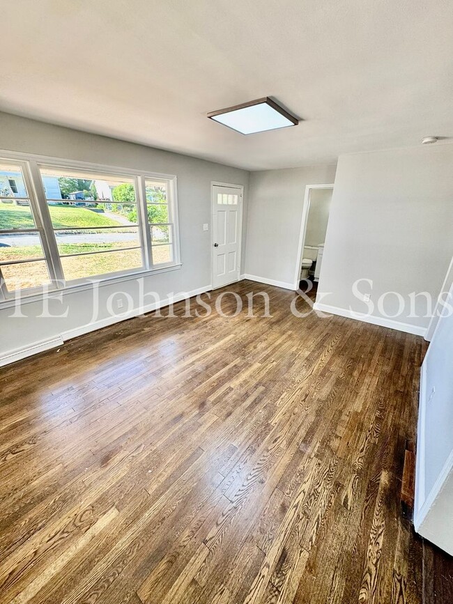 Building Photo - Charming 3-Bed Home Near Downtown Winston-...