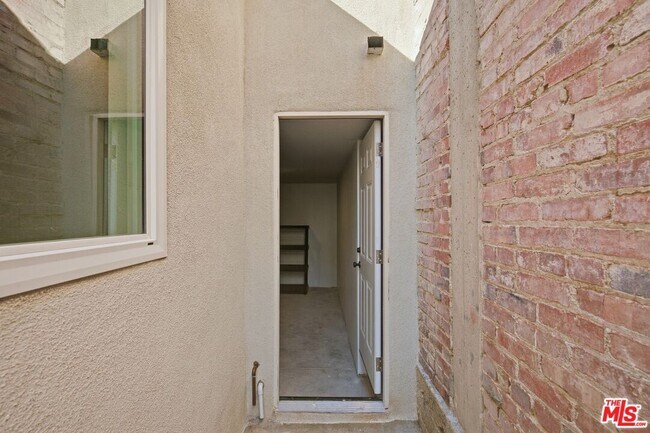 Building Photo - 5915 1/4 Barton Ave
