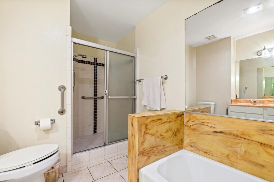 Building Photo - 1037 N Vista St