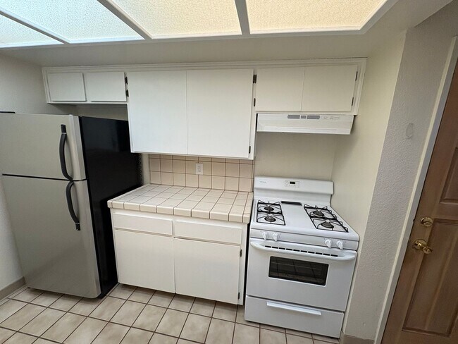 Building Photo - NW Condo Near Shopping Center Available Now!